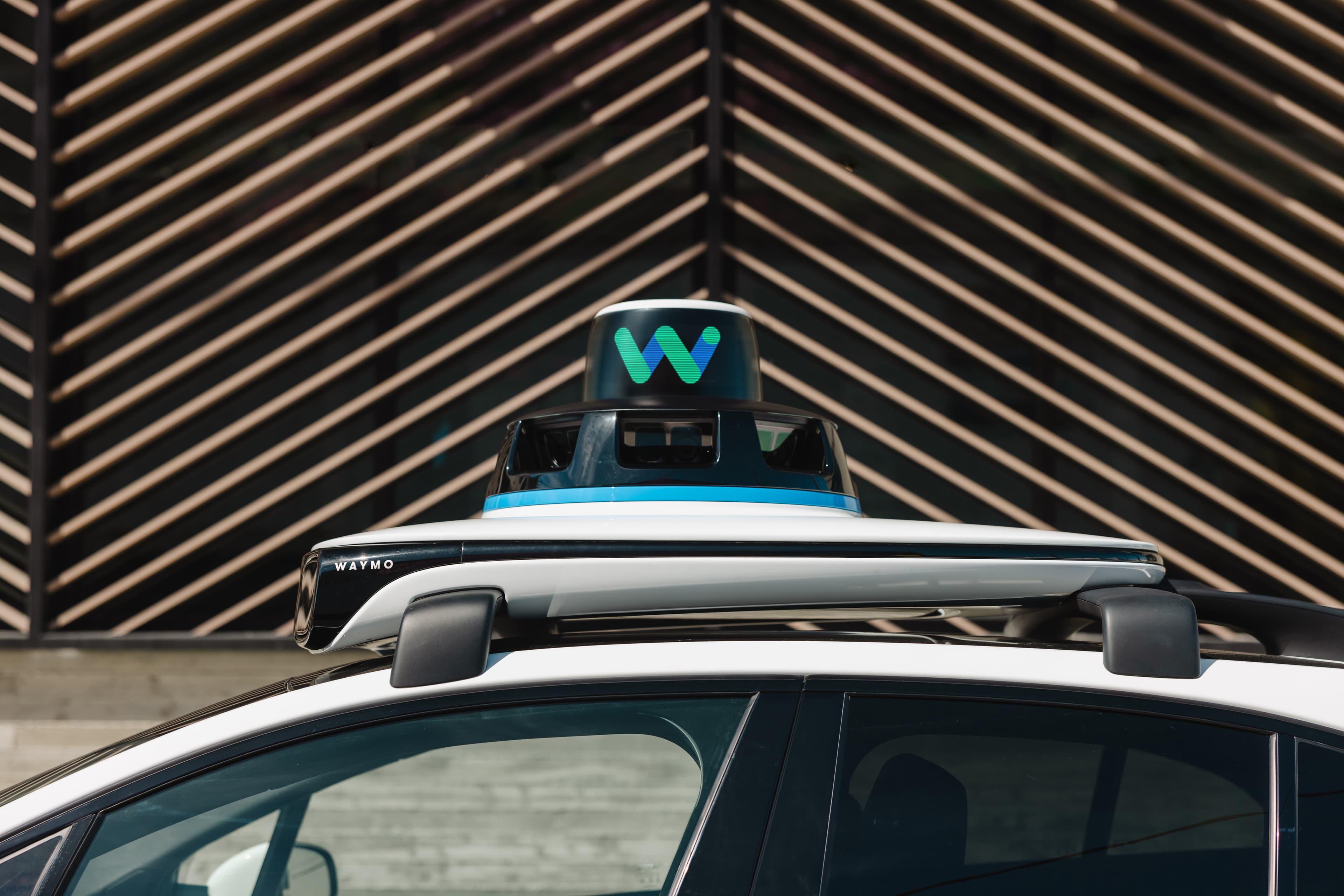 Waymo Tests Gemini AI in Robotaxis for Enhanced Passenger Experience