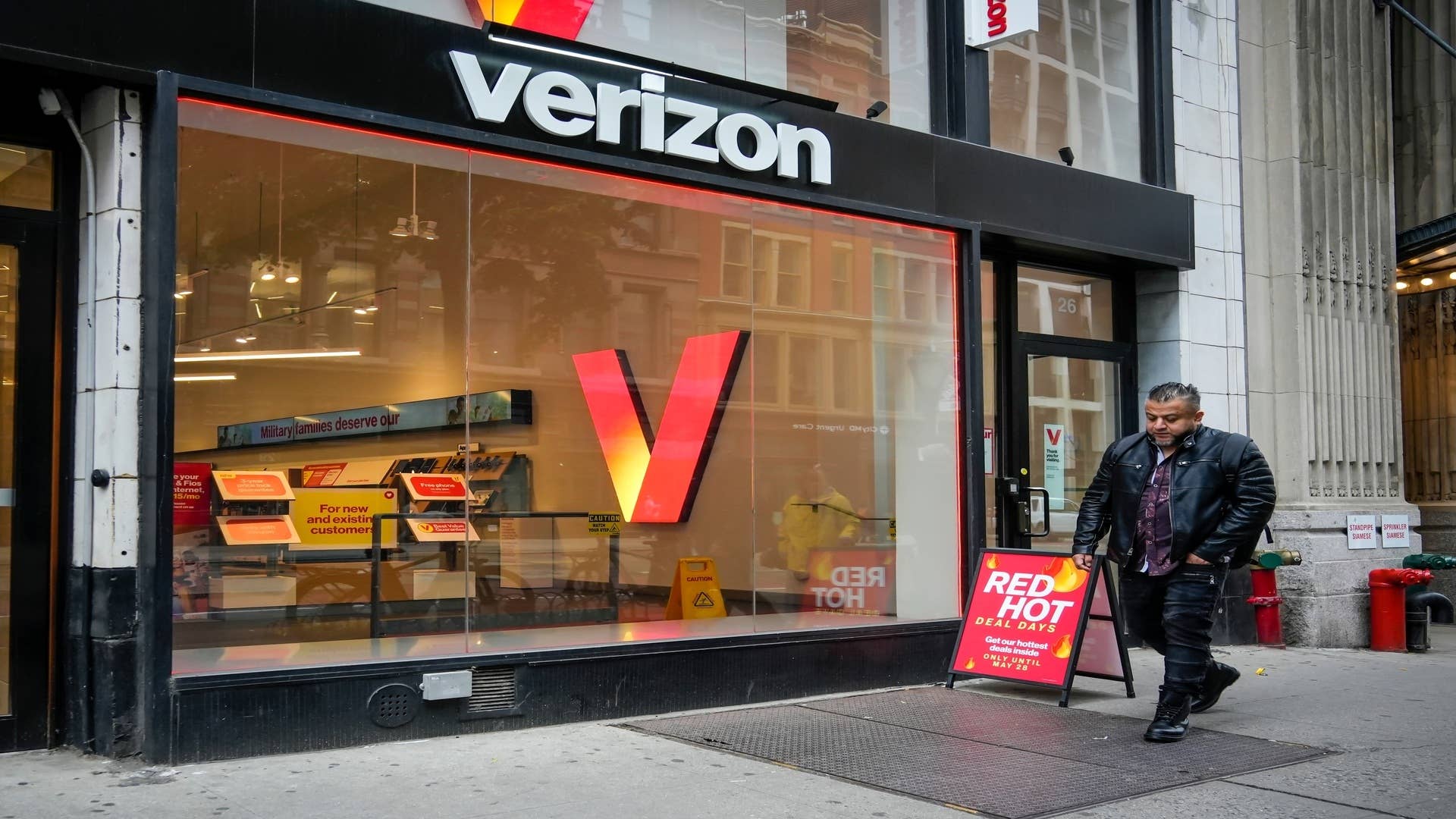Verizon Plans Major Store Closures and Layoffs in 2025